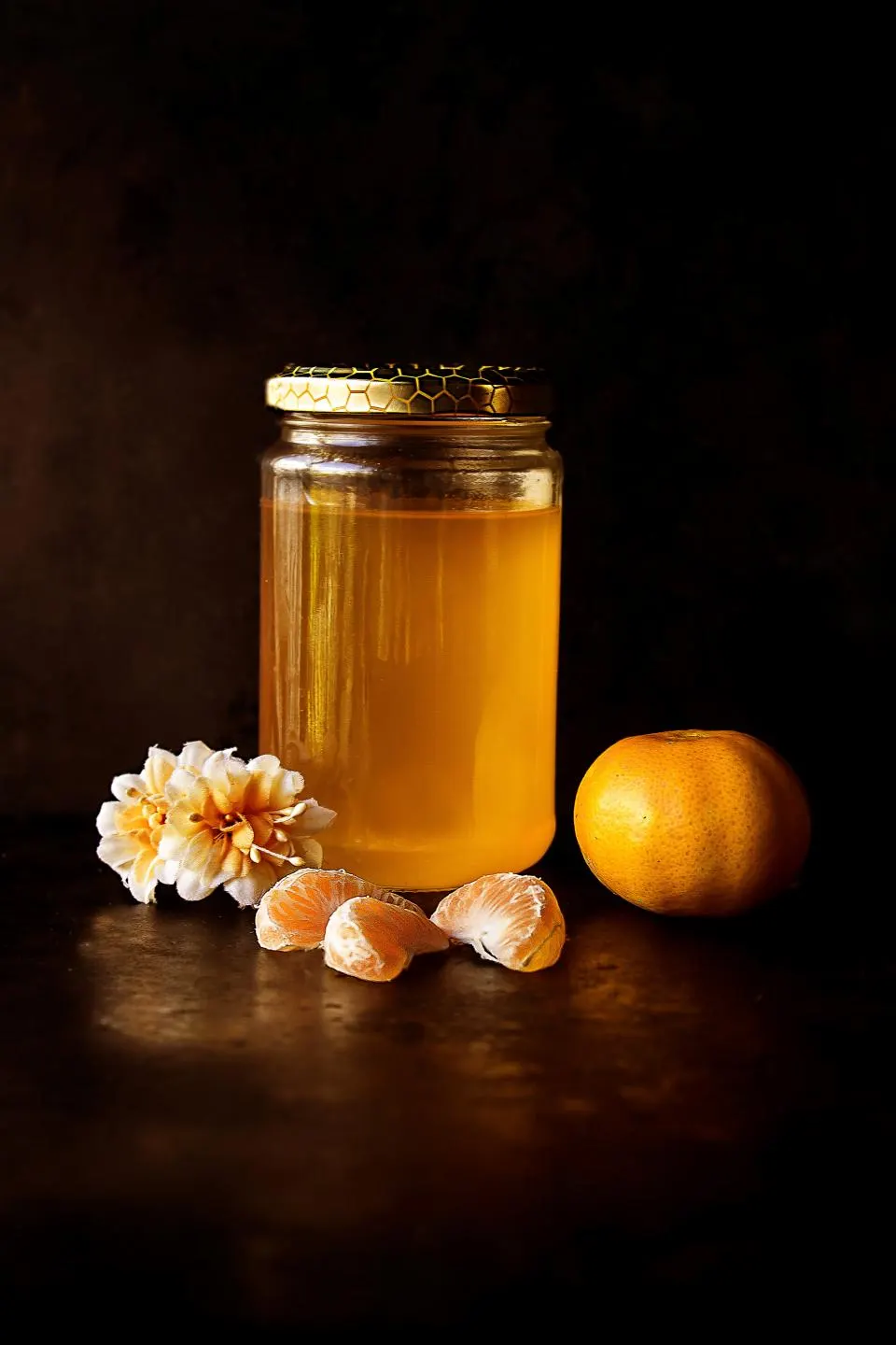 Tarro de miel casera con mandarina, ejemplo de comida envasada lista para enviar a Europa
